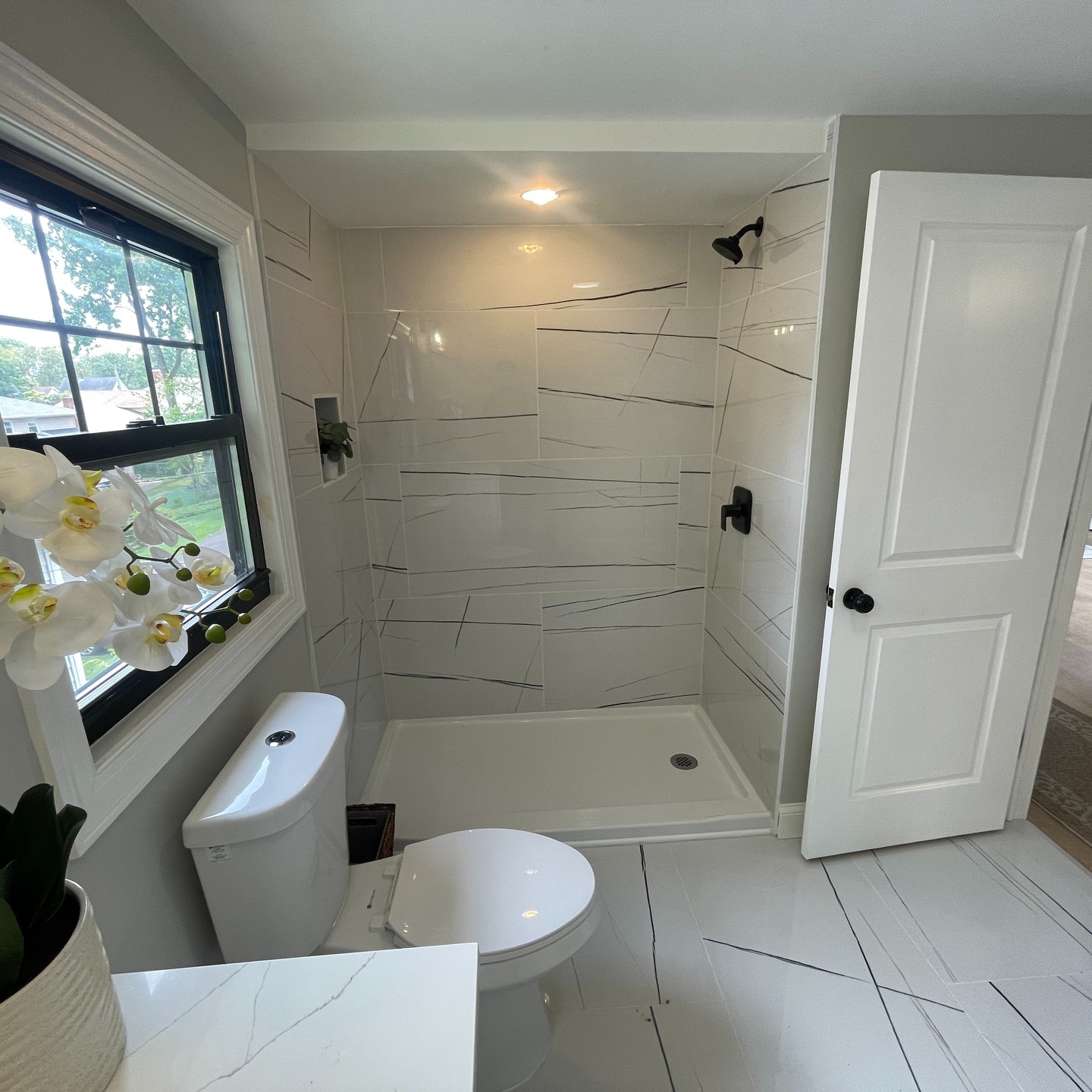 Bathroom renovation with marble-look porcelain